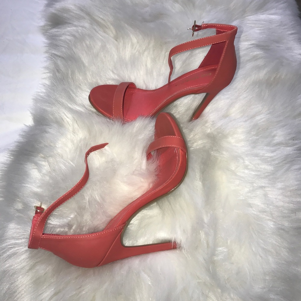 NEVER WORN heels